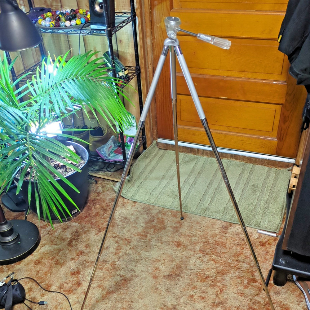 Digipower Universal Expandable to 40" Tripod for camera/ videocam