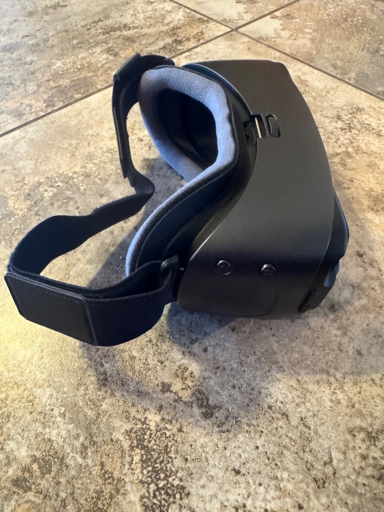 Samsung SMR324 Gear VR headset only no Controller Black Used