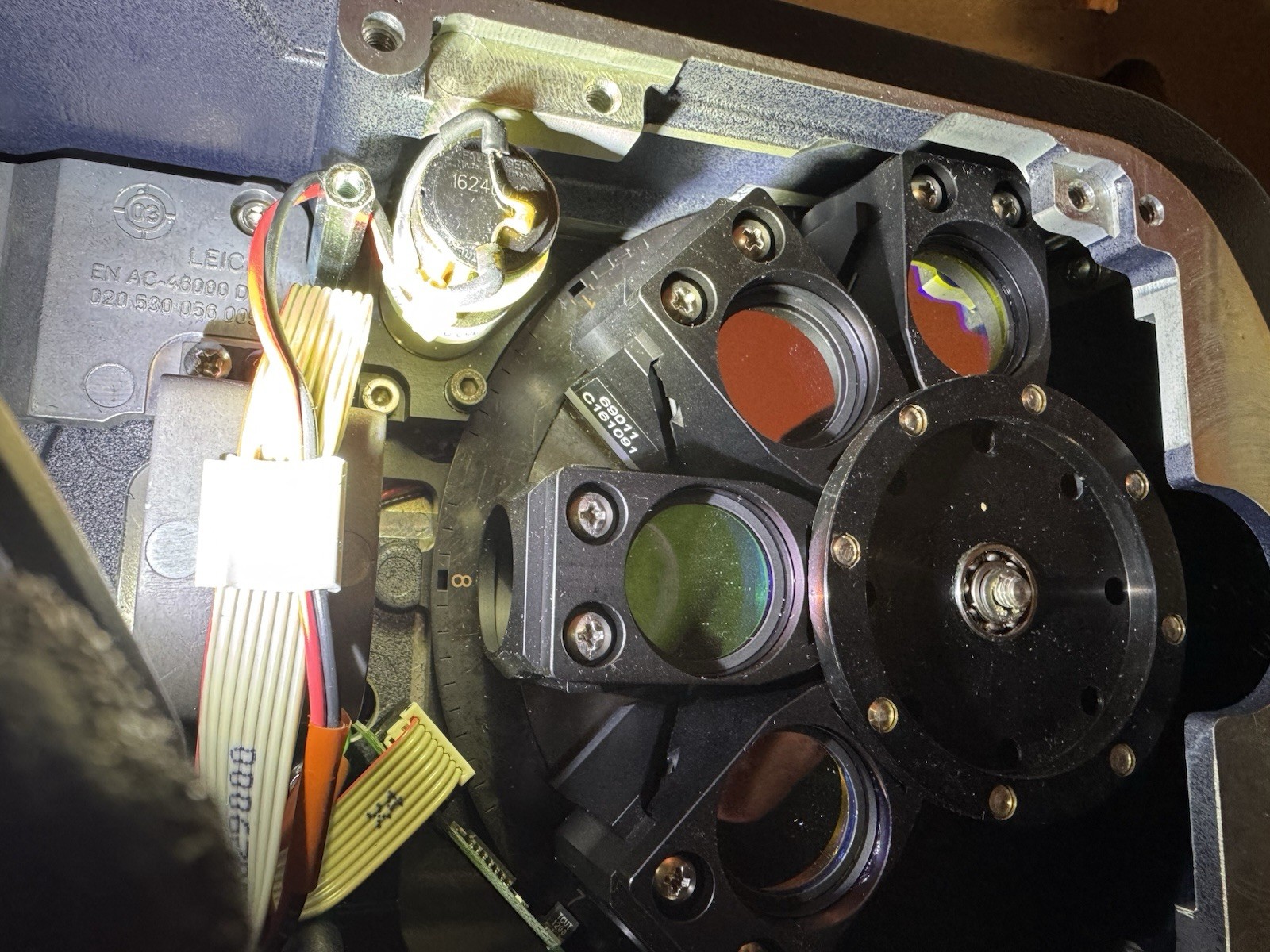 Leica 5000B with four Fluorescence Filter Cubes