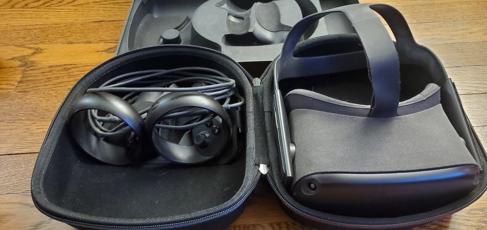 Oculus Quest Black Standalone VR Headset with Controllers