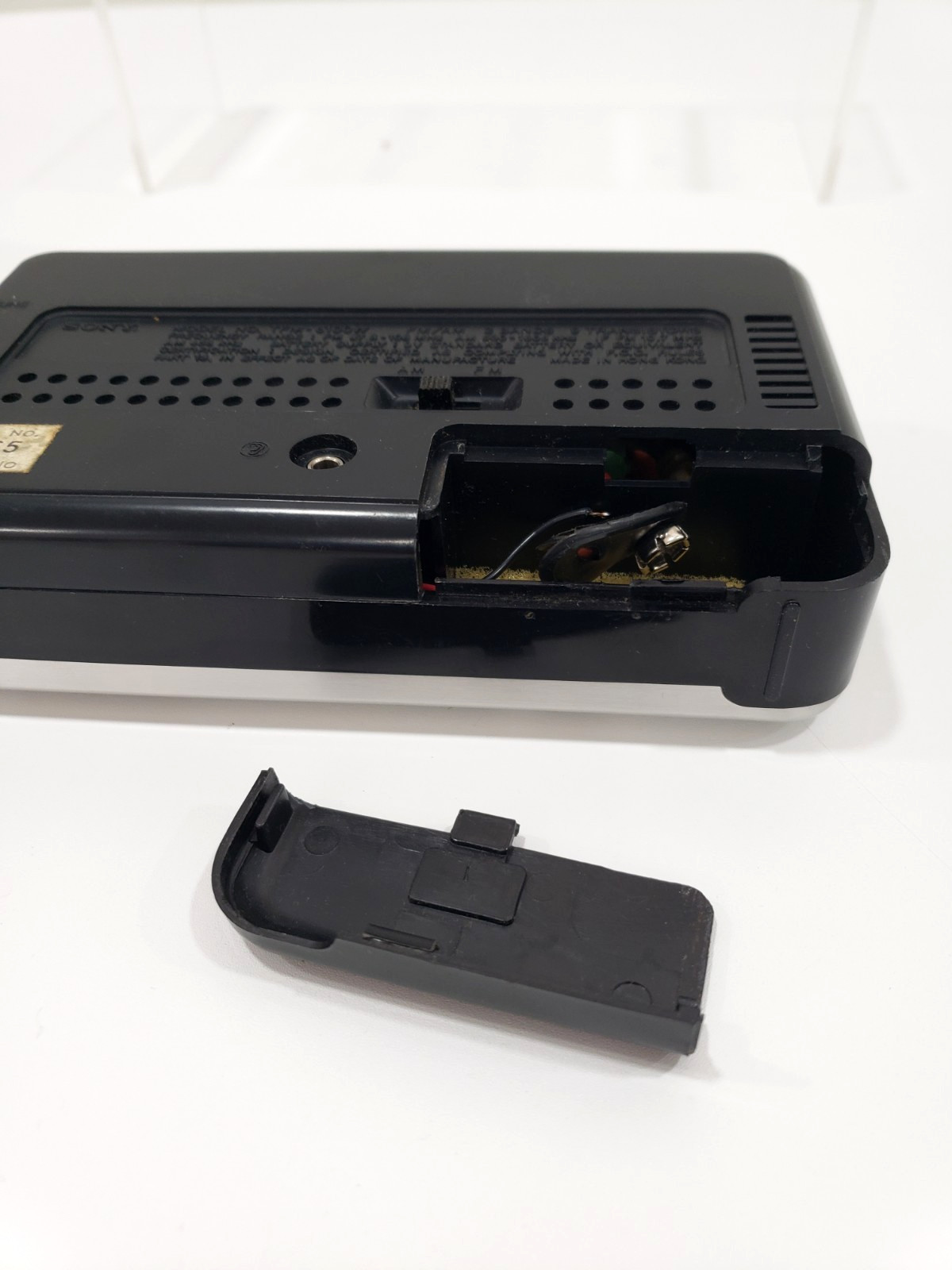 Vintage Sony radio TFM6100W NOT tested with original box Am/Fm