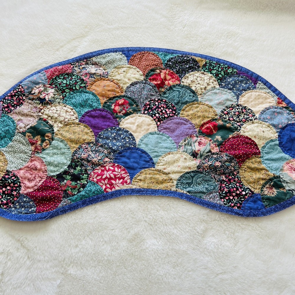 Vintage Clam Shell Design Quilted Runner Table topper quilt.