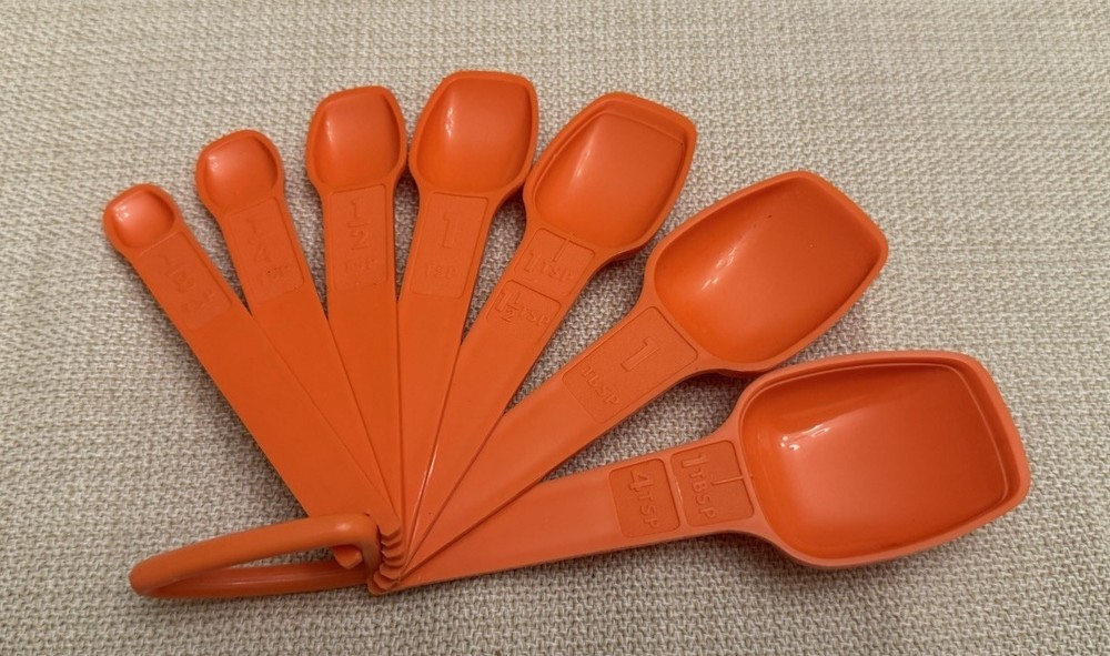 Vintage Tupperware Measuring Spoons Nesting Set of 7 Complete w/D-Ring Orange