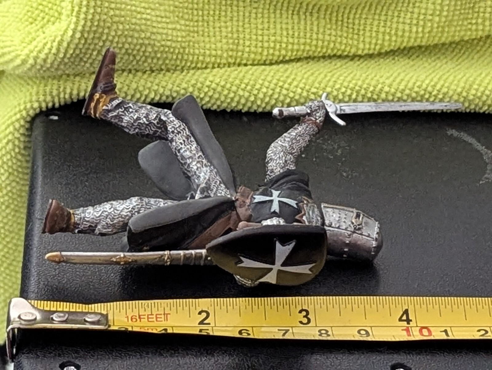 INTICING SCHLEICH WARRIOR MEDIEVAL W/ SHIELD & SWORD READY FOR BATTLE VG COLORS