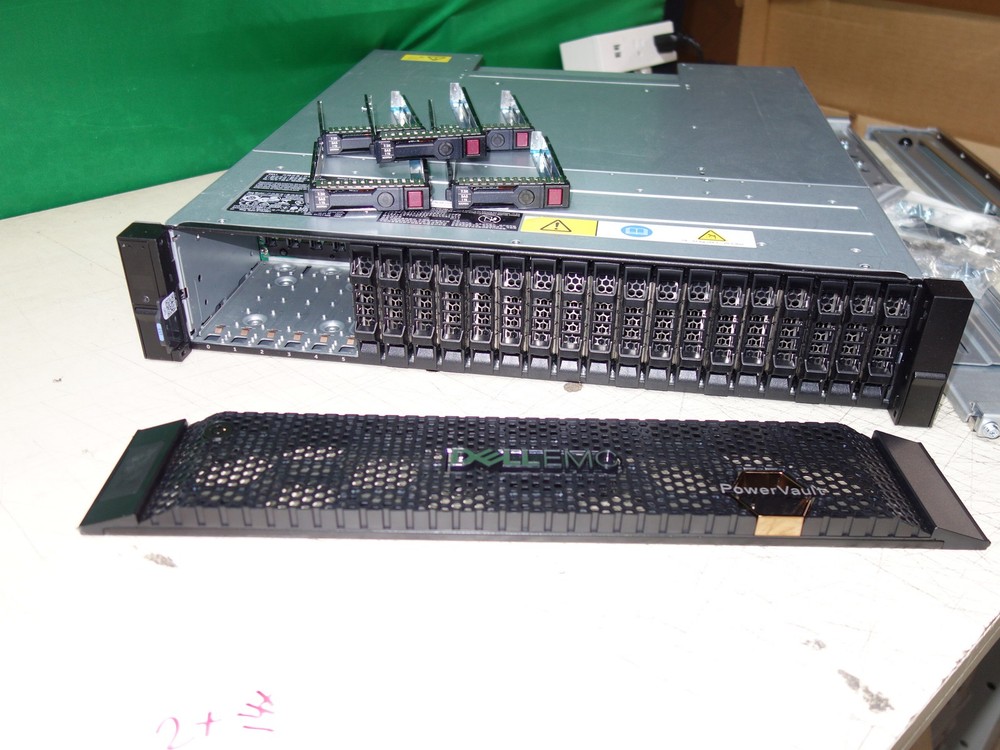 Dell EMC PowerVault ME4024 Storage Array w/ 2x FXGPW Controllers
