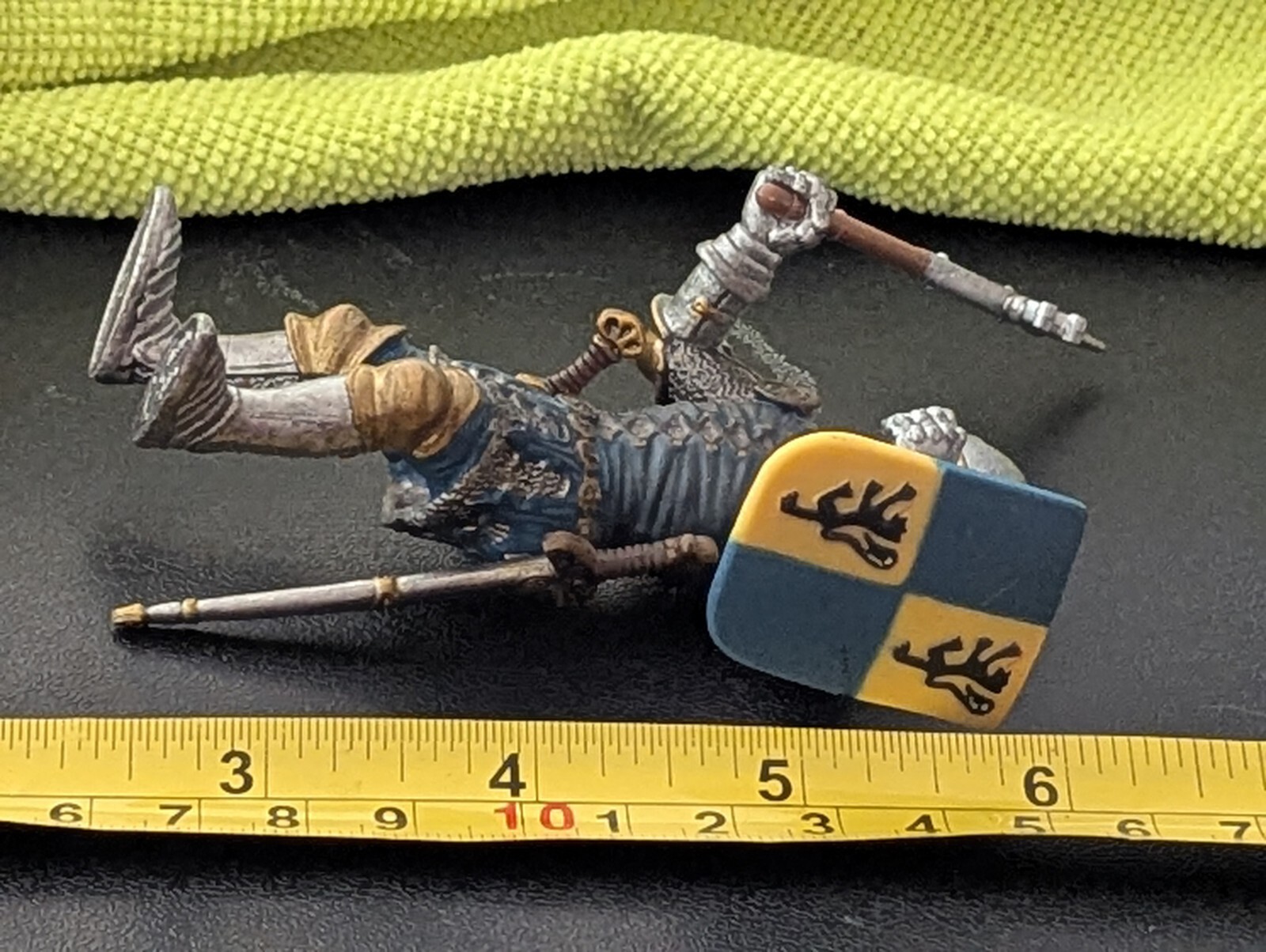 AWESOME SCHLEICH WARRIOR MEDIEVAL W/ SHIELD & SWORD READY FOR BATTLE MFG 2003