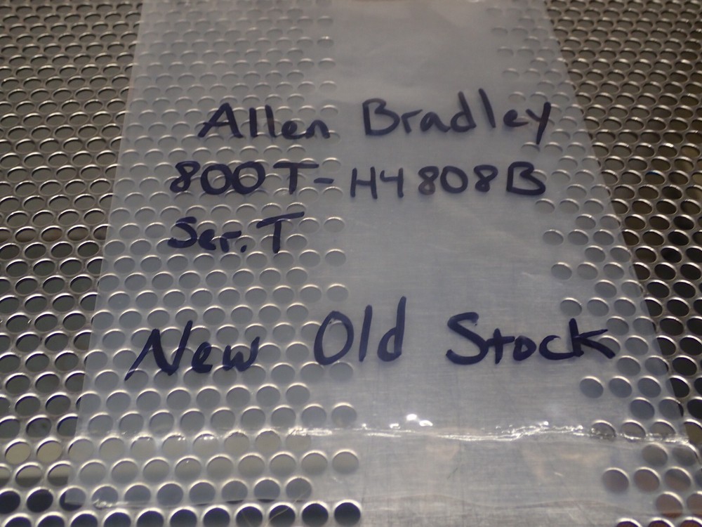 Allen Bradley 800T-H4808B Ser T Keyed Selector Switch Spring Return 2 Position