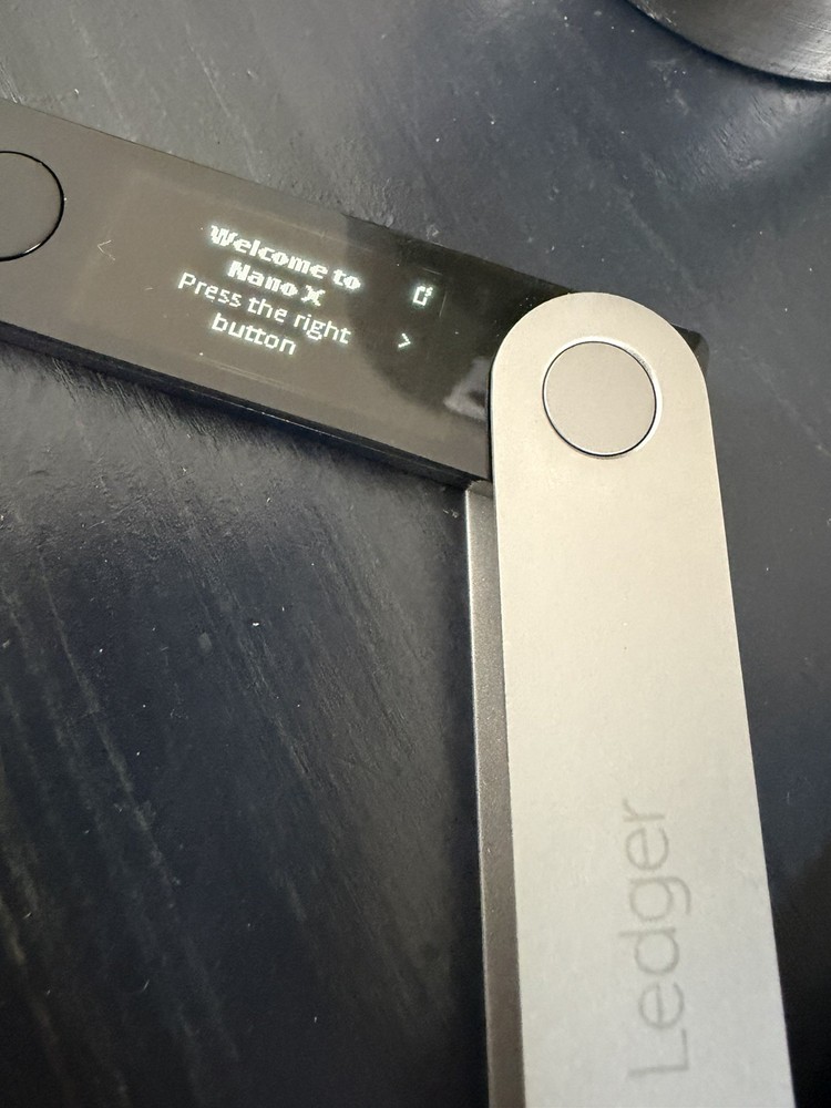 Ledger - Nano X Crypto Hardware Wallet - Bluetooth -