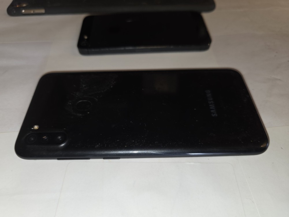 Broken Electronics Lot – Samsung Smartphone, Apple iPhone, Apple iPad Tablet –