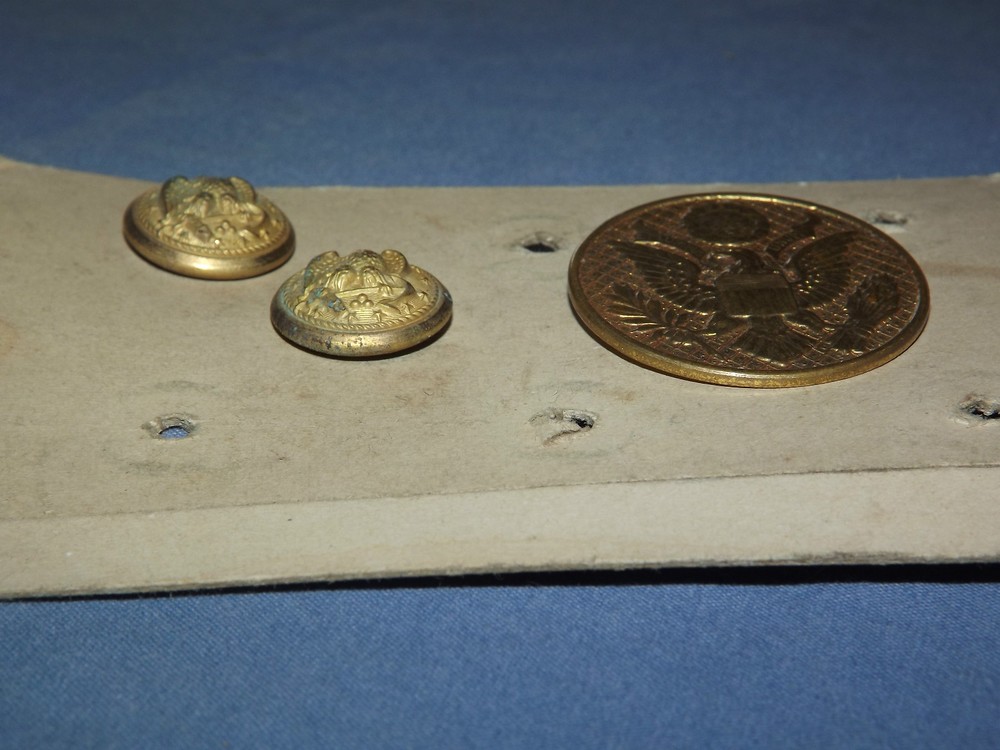 VINTAGE WWII MILITARY EAGLE HAT BADGE & 2 EAGLE ANCHOR PINS