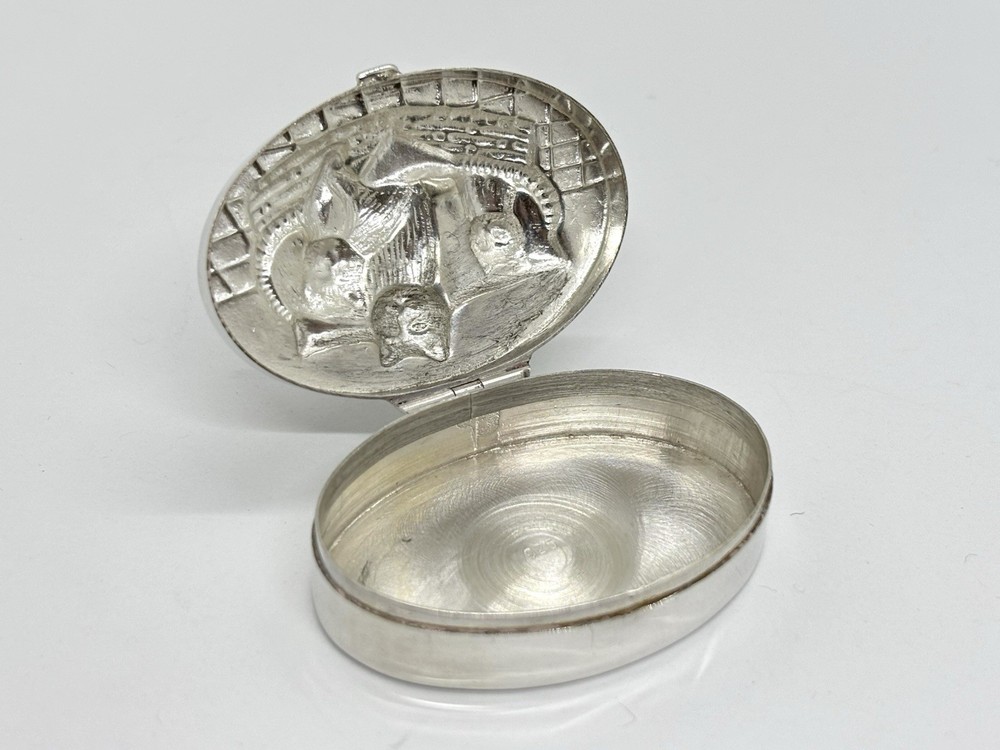 Solid Sterling Silver Pill Box / Trinket Case - Cat / Kittens in basket - 17.7g