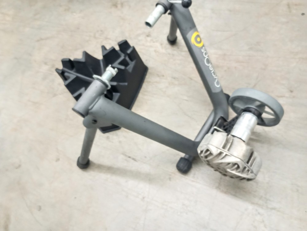CYCLEOPS FLUID 2 Indoor Bike Trainer w/ Riser