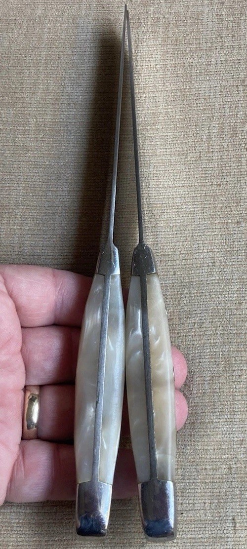 Vintage Pair of Oneida B907KSSA Pearl Crest Stainless Steel 9.25" Steak Knives