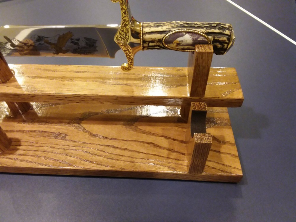 DOUBLE BOWIE KNIFE RED OAK DISPLAY STAND