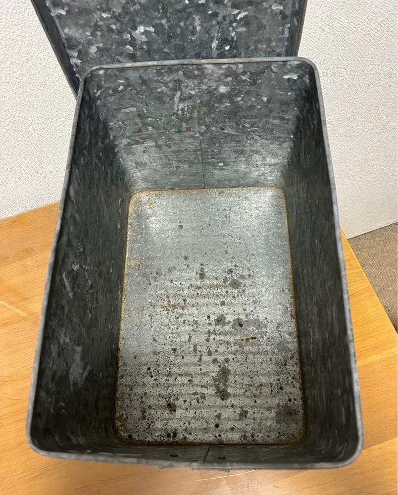 Tin can rice box retro