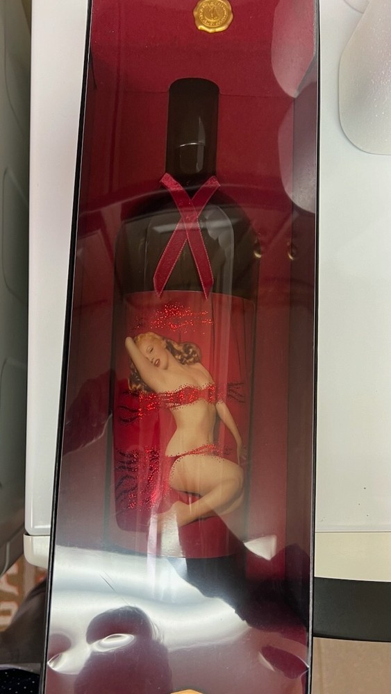 Marilyn Monroe 2003 Velvet Collection Empty Wine Bottle