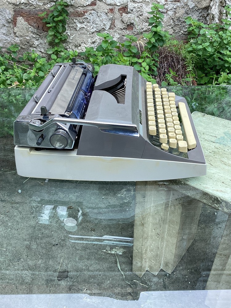 TRIUMPH GABRIELE 35 TYPEWRITER. CURSIVE TYPEFACE. GERMANY 1972