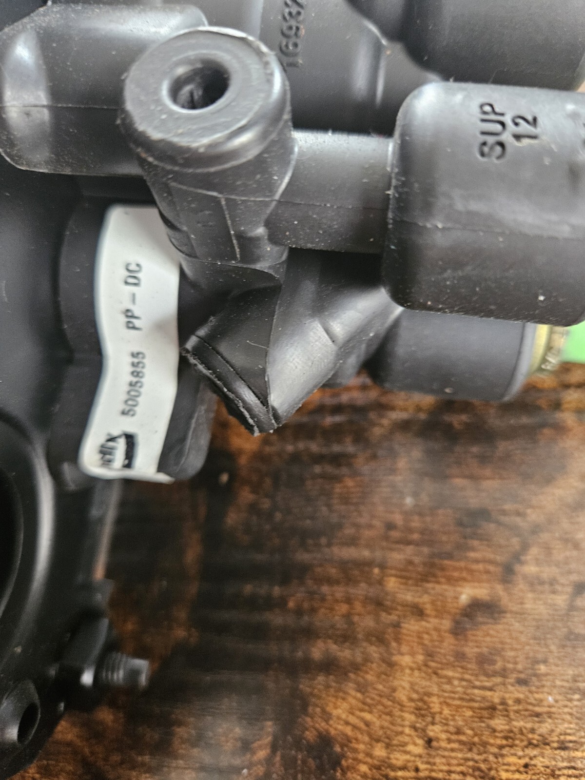 Bendix PP-DC Air Brake Valve 5005855 International Durastar