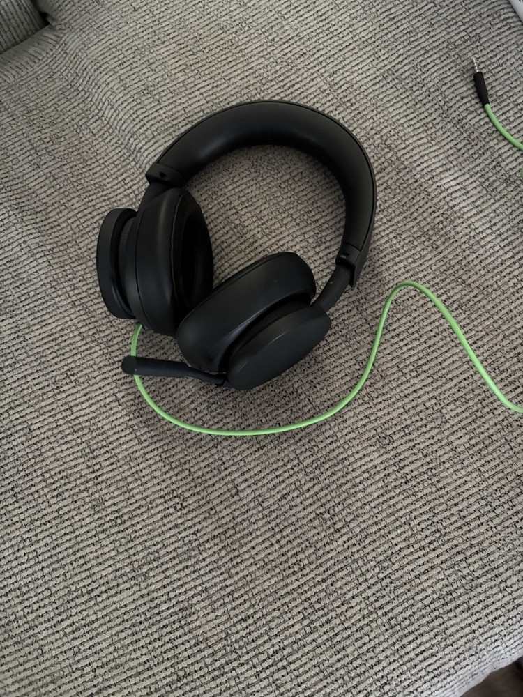 Xbox Series S Console Bundle with 2 Controllers , Headset, HDMI & Power Cable