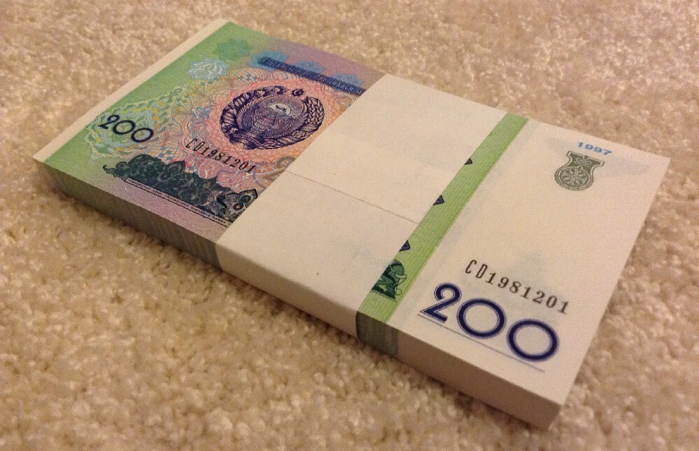 Uzbekistan Banknote Bundle, 100 X 200 Som. Dated 1997. Unc. 100 Banknotes.