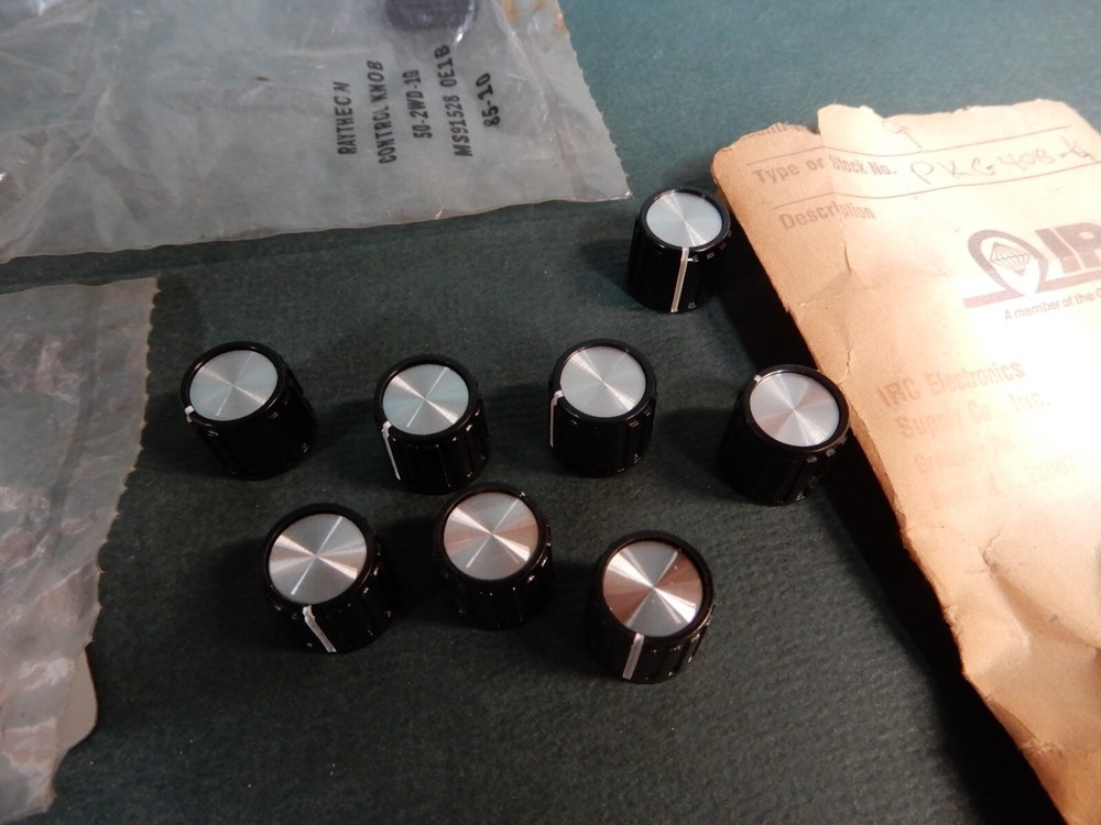 Raytheon MS91528 Equipment Knobs (5 NOS) Alco PKG40B-1/4 (8 NOS)