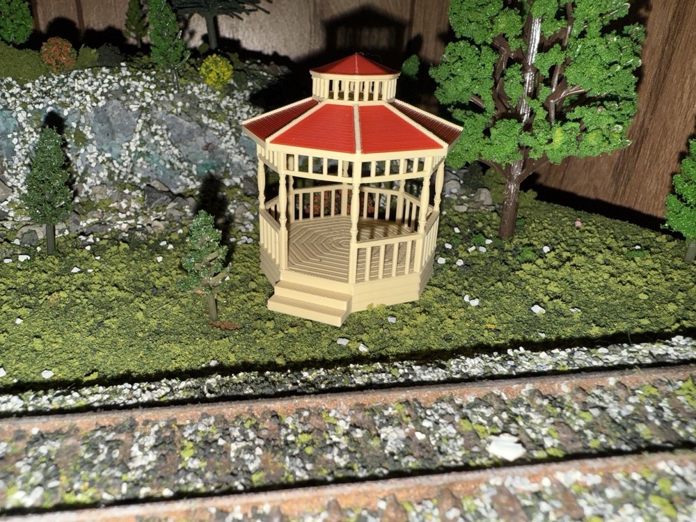 HO Scale 1:87 Gazebo -Red/Tan