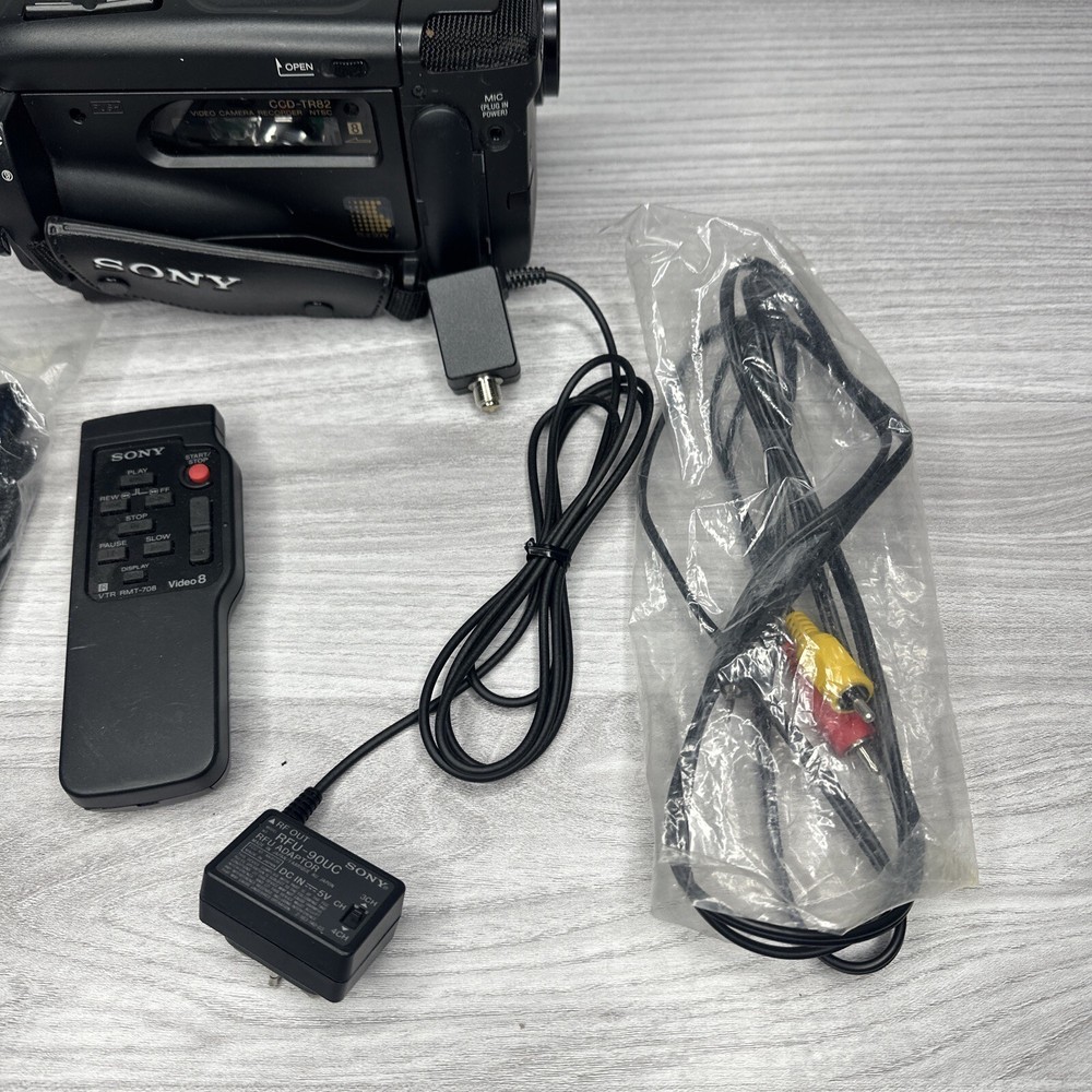 SONY HANDYCAM CAMCORDER CCD-TR82 with Extras **UNTESTED**