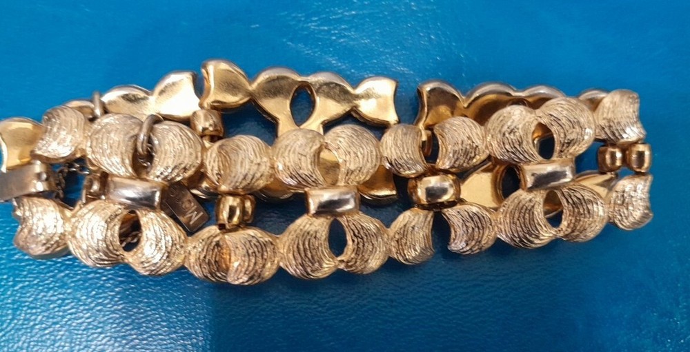 Monet Chunky Goldtone Signed Bracelet With Extender Signed Nice Condition