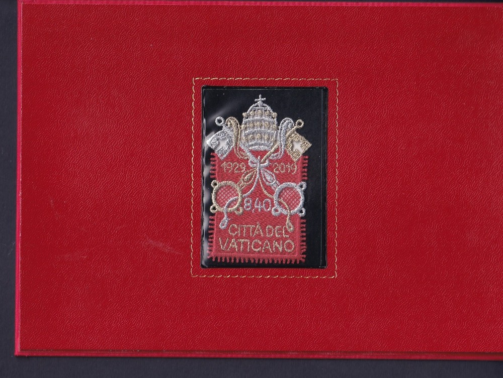 VATICAN - 2019 folder containing stamp and FDC - (7522)