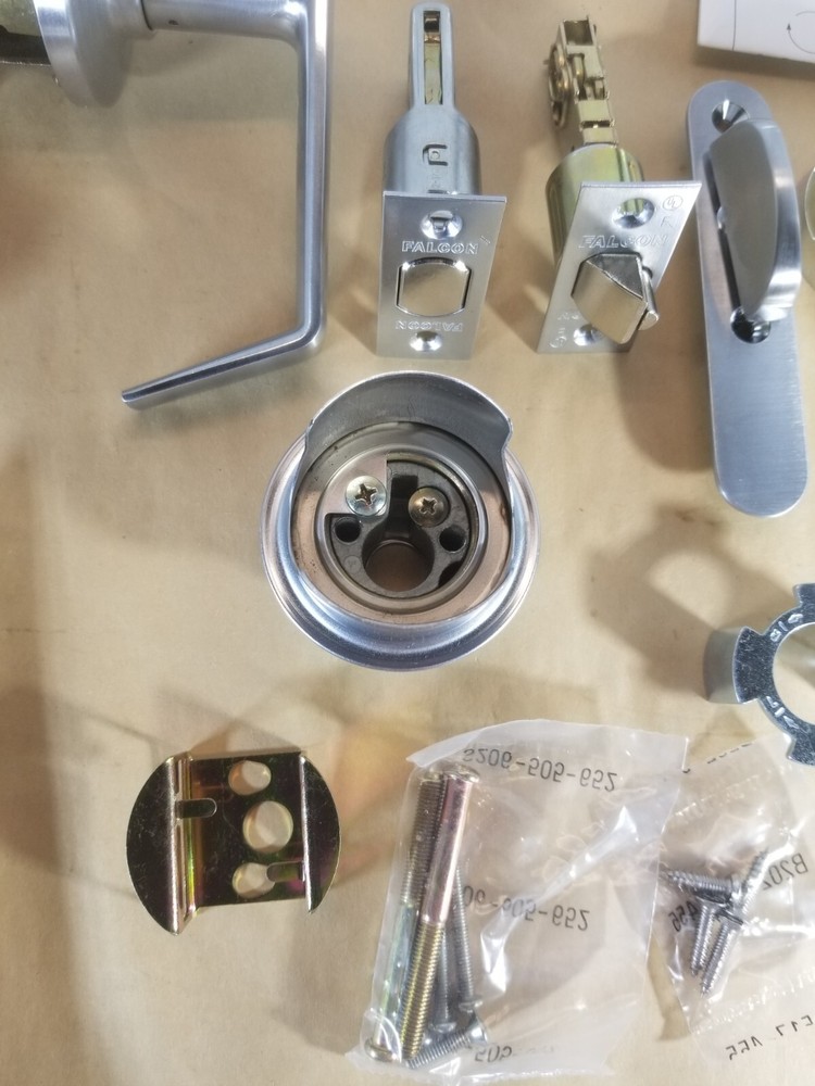 Falcon H2 101L Dane Handle 626 Satin Chrome Interconnected Lock