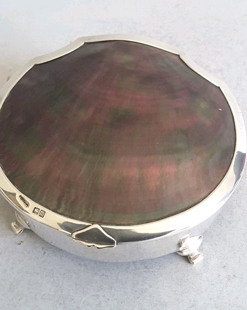 ATTRACTIVE , ANTIQUE SOLID SILVER / SHELL JEWEL BOX . L. 13 cms. LON. 1907