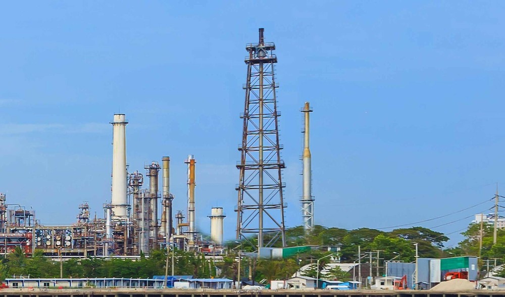 TrainJunkies Oil Refinery Model Railroad Backdrop