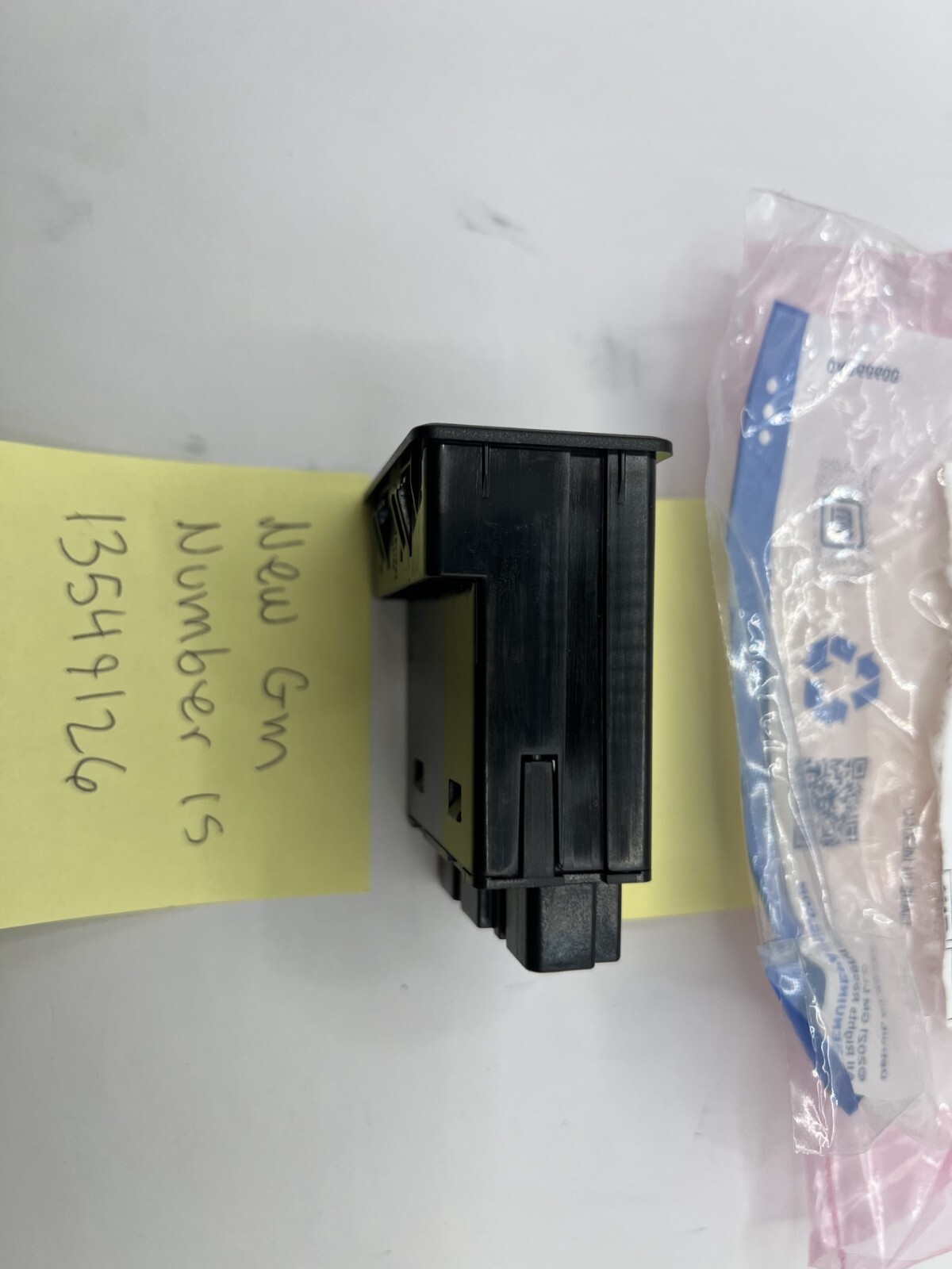 Genuine GM Black USB Port Receptacle 13549126 Chevrolet GMC Cadillac BrightDrop