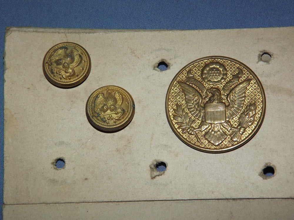 VINTAGE WWII MILITARY EAGLE HAT BADGE & 2 EAGLE ANCHOR PINS