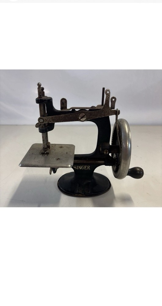 Vintage SINGER Sewhandy Child's Mini Sewing Machine Model Tested Nice Condition
