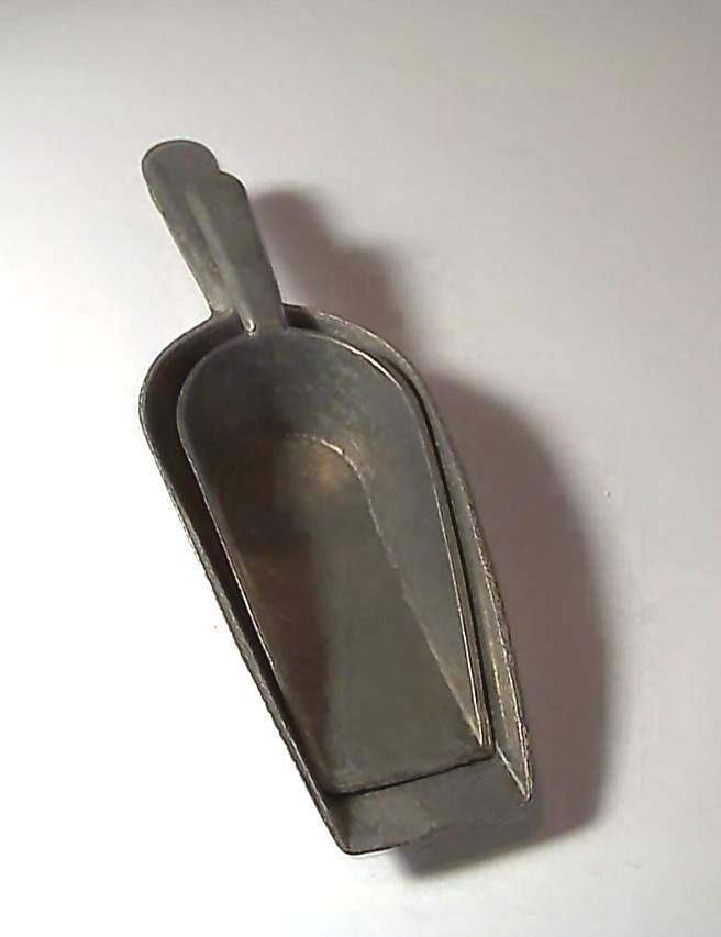 2 VINTAGE NESTING METAL SCOOPS