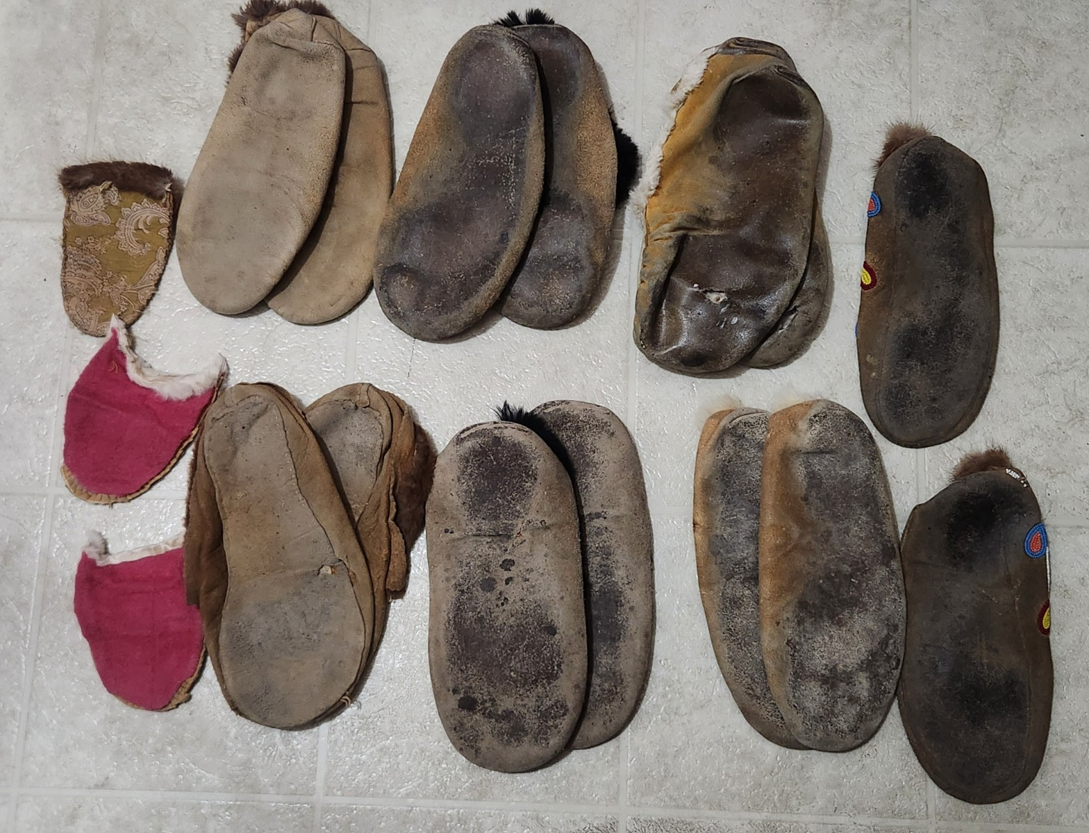 LOT OF 7 PAIRS BEAUTIFUL VINTAGE NATIVE AMERICAN BEADED MOCCASINS