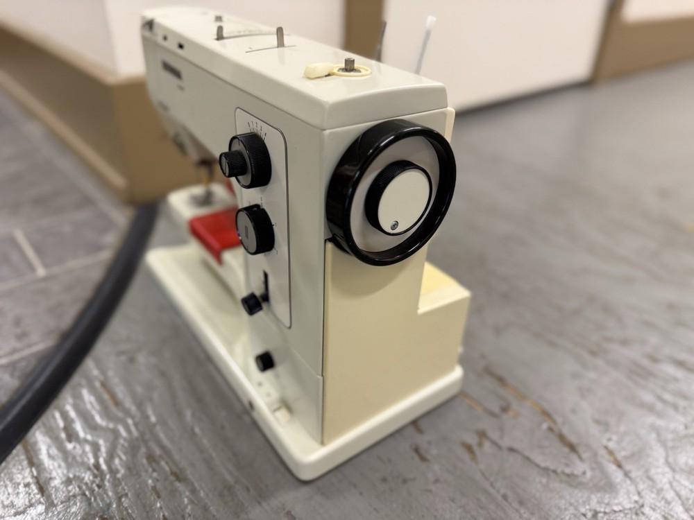 Bernina 830 Record Sewing Machine with Everything Pictured - WORKS