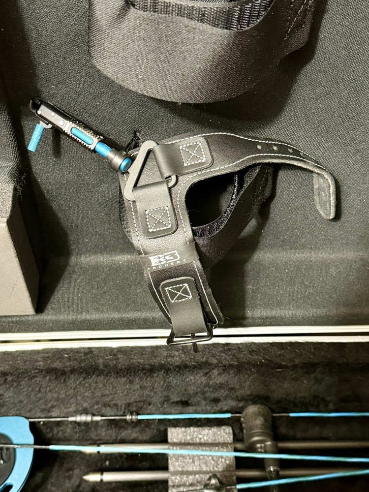 Diamond Carbon Knockout RH 50# Compound Bow R.A.K. Pkg and extras!