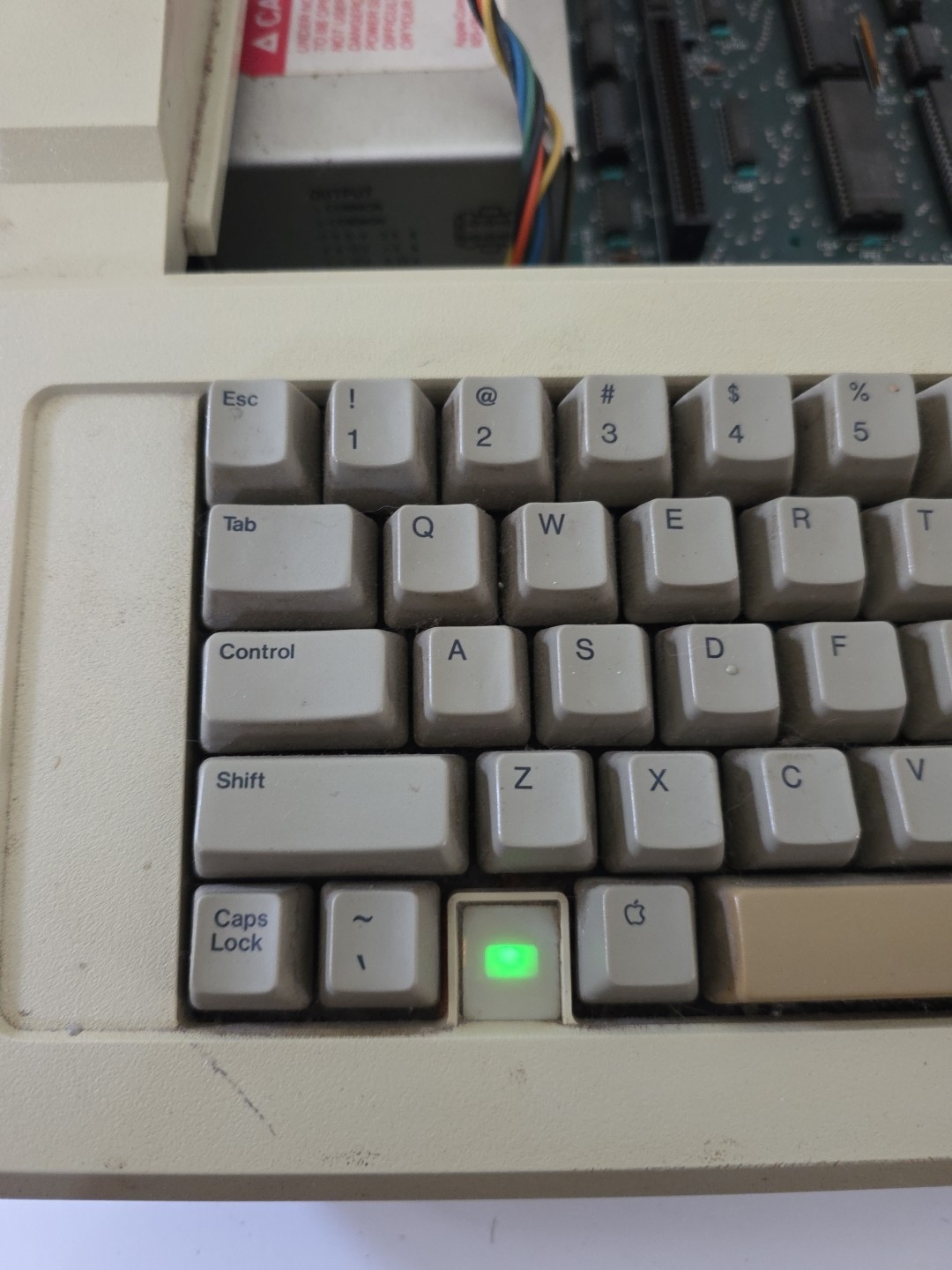 Apple IIe A2S2064 Vintage Personal Computer FOR Parts Or Repair - powers on