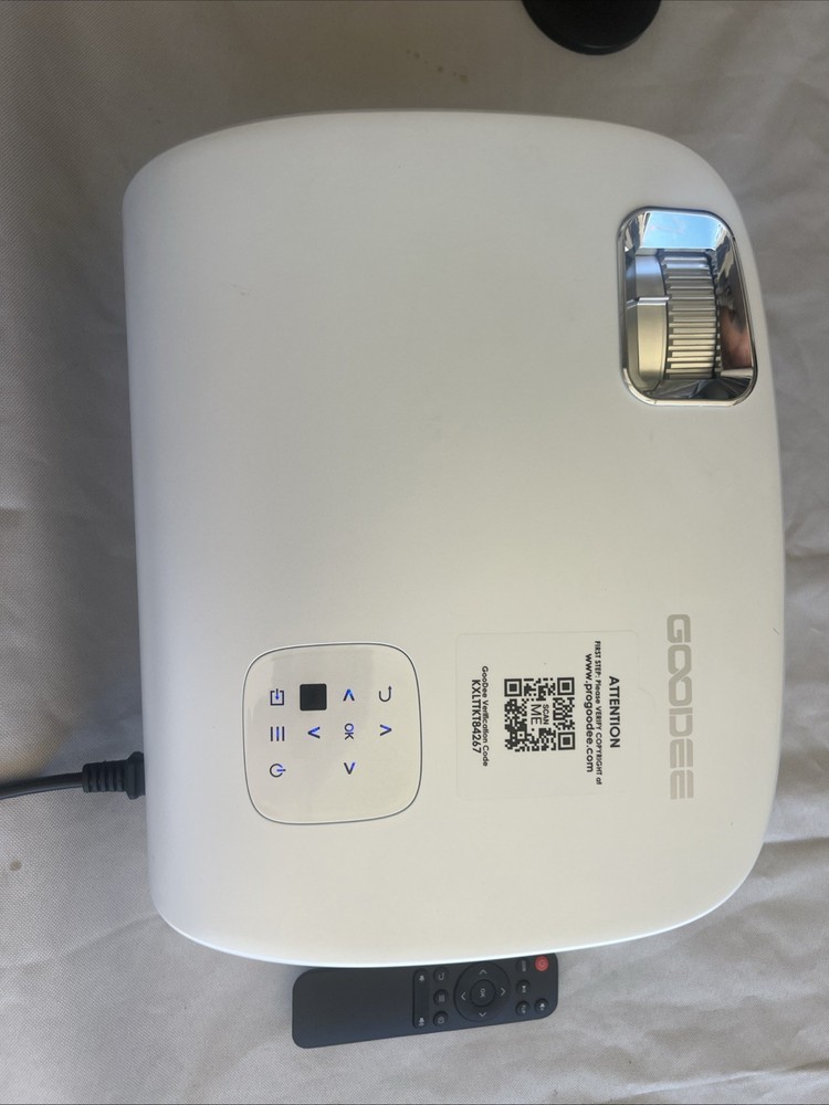 Goodee HD projector With Remote And Connection Cords