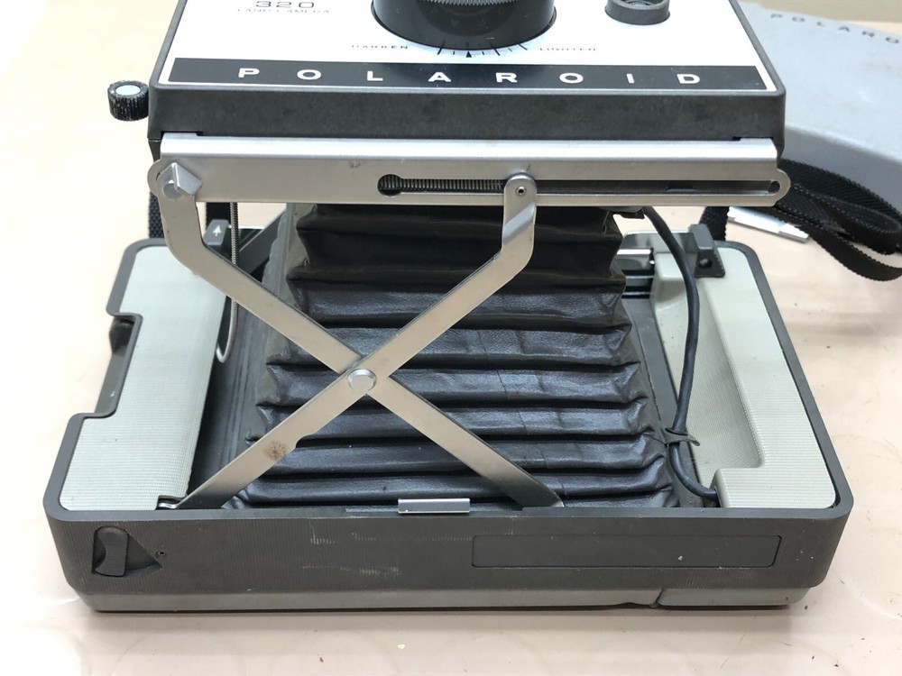 VINTAGE POLAROID 320 AUTOMATIC LAND CAMERA