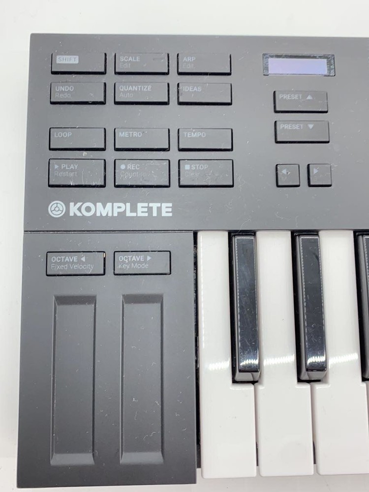 NATIVE INSTRUMENTS Synthesizer M32 Used