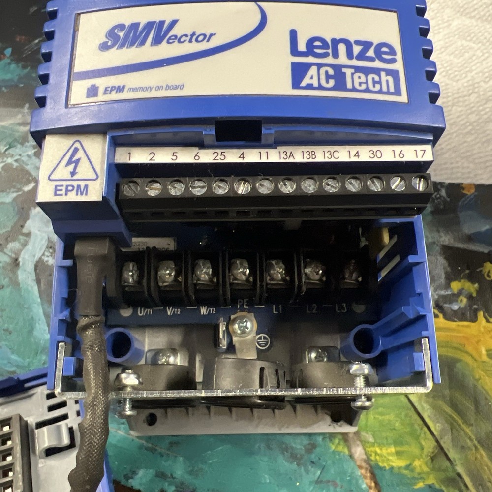 Used LENZE AC Tech ESV402N02TXB / ESV402N02TXB Variable Frequency Inverter Drive