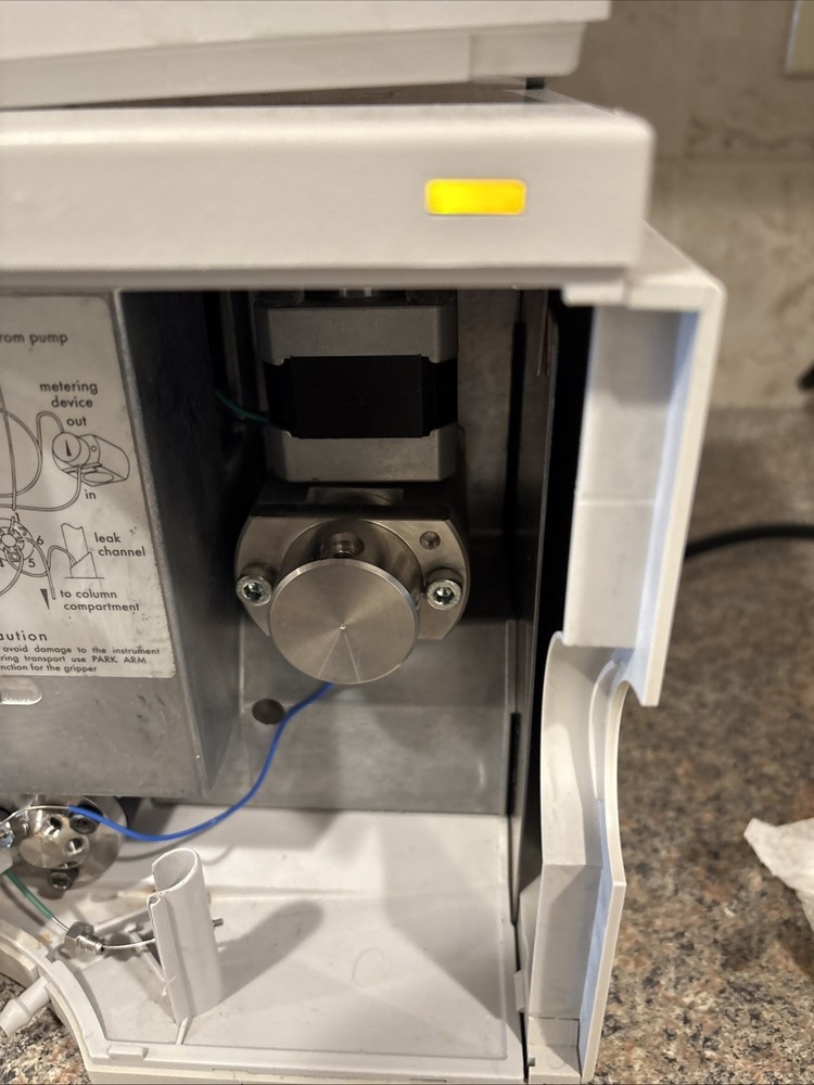 Hewlett Packard 1100 Series G1313A Autosampler / Powers up, initializes