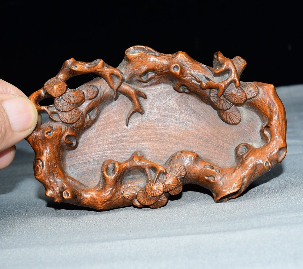 Exquisite Small Leaf Boxwood Ornament with Joyful Eyebrows