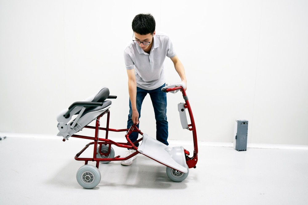 Tzora Feather Light Scooter with Red or Blue- NEW