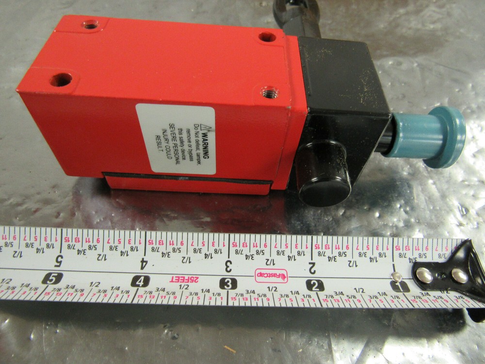 HONEYWELL CLSB6T CABLE PULL LIMIT SWITCH INDICATOR 120VAC ****NIB****