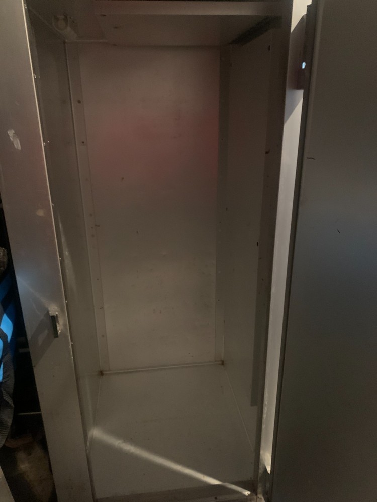 Traulsen G10010-032 30" 1-Section Solid-Door Reach-In Refrigerator