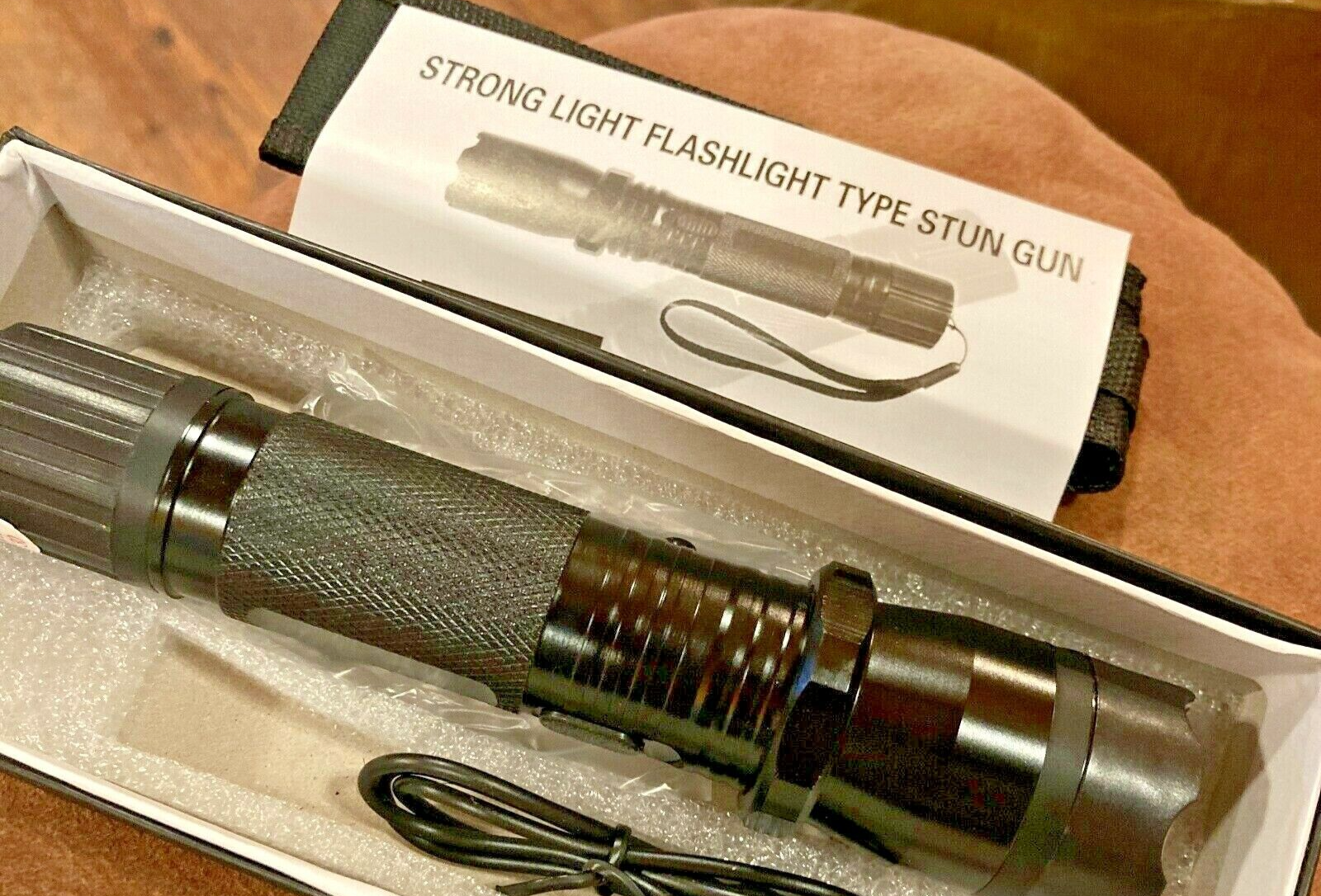 BLACK dayblade 1101 LED Flashlight Stun Gun 1000KV with 120v AC Charge Cord